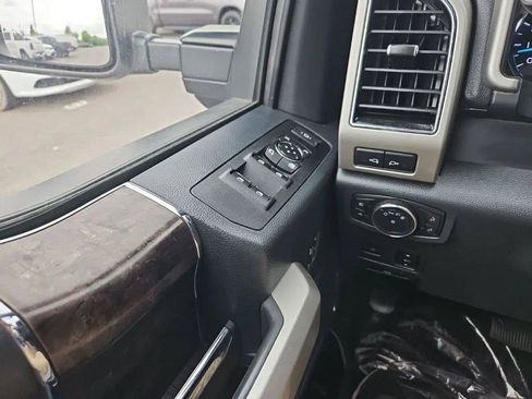 Used 2022 Ford F250 Lariat w/ Black Appearance Package AWD/4WD image 23