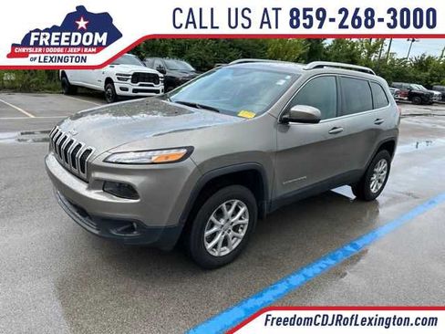 Used 2017 Jeep Cherokee Latitude w/ Comfort/Convenience Group AWD/4WD image 1
