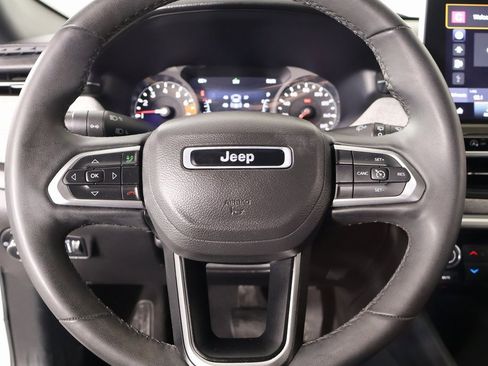 Used 2023 Jeep Compass Latitude image 3