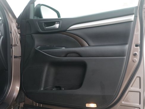 Used 2018 Toyota Highlander XLE w/ Carpet Mat Package (TMS) image 11