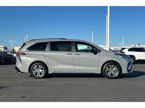 Used 2023 Toyota Sienna XSE image 3