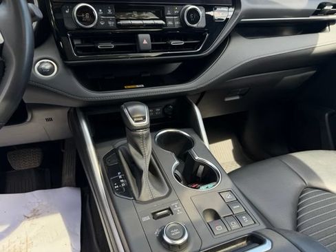 Used 2024 Toyota Highlander XSE AWD/4WD image 23