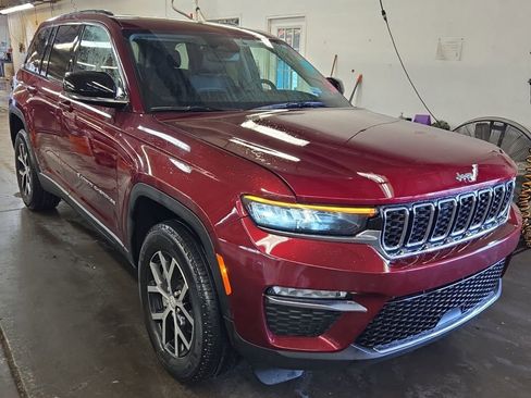 Used 2023 Jeep Grand Cherokee Limited w/ Trailer Tow Prep Group (B) AWD/4WD image 3