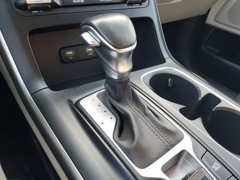 Used 2022 Kia Carnival LX w/ Paint Protection Package image 32