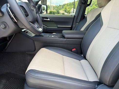 Used 2025 Lexus GX 550 AWD/4WD image 19