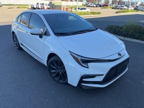 Used 2025 Toyota Corolla SE image 3
