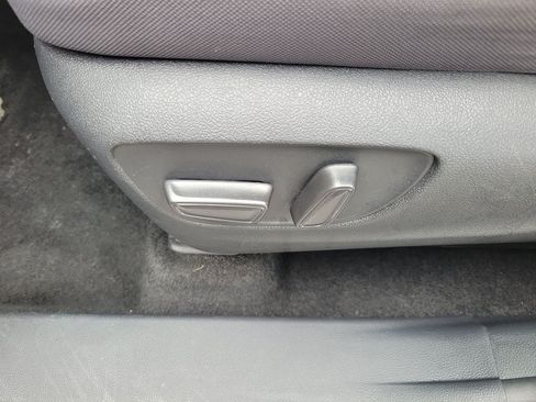 Used 2023 Toyota Highlander LE FWD image 18