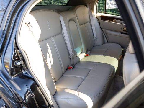 Used 2009 Lincoln Town Car Signature Limited image 34