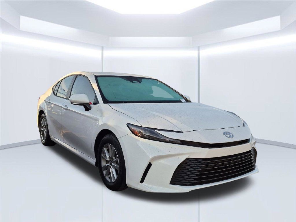 Used 2025 Toyota Camry LE FWD image 5