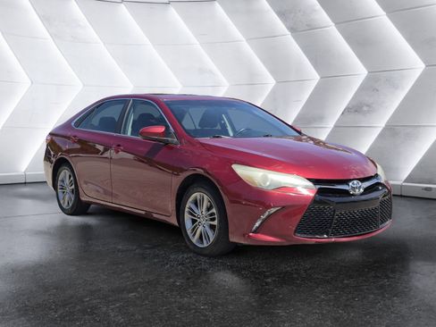 Used 2016 Toyota Camry SE image 2