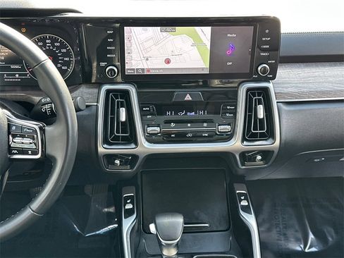 Used 2022 Kia Sorento EX w/ Panoramic Sunroof Package image 22