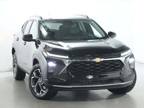 Used 2025 Chevrolet Trax LT w/ Driver Confidence Package FWD image 2