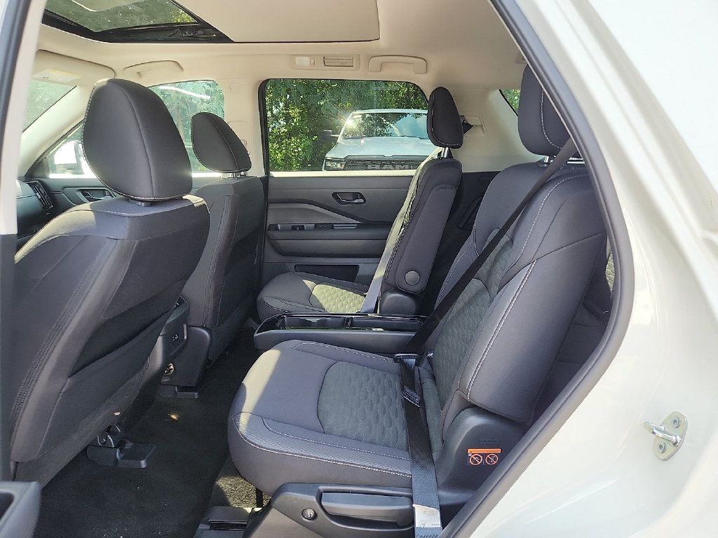 Used 2023 Nissan Pathfinder SV w/ SV Premium Package AWD/4WD image 10