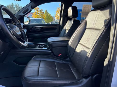 Used 2025 Chevrolet Suburban High Country image 16