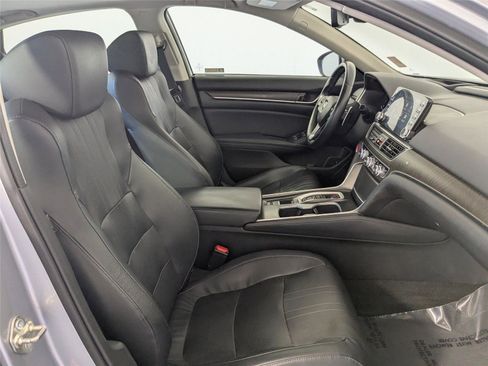 Used 2018 Honda Accord Touring image 4