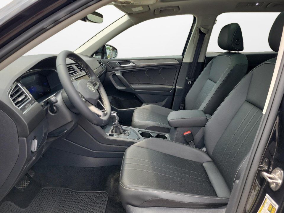 Certified 2023 Volkswagen Tiguan SE w/ Panoramic Sunroof Package FWD image 9
