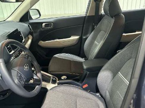 Used 2024 Hyundai Venue Limited FWD image 18
