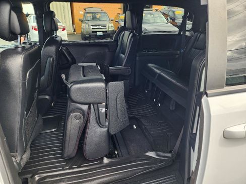 Used 2018 Dodge Grand Caravan GT FWD image 28