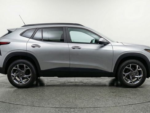 Used 2025 Chevrolet Trax LT w/ LT Convenience Package image 11