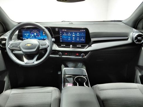 Used 2025 Chevrolet Equinox LT AWD/4WD image 2