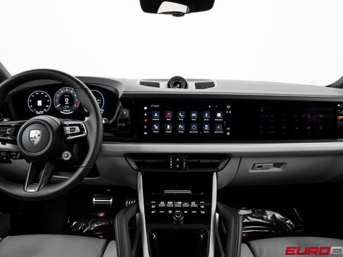 Used 2025 Porsche Cayenne Turbo image 25