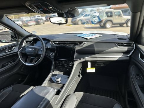 Used 2024 Jeep Grand Cherokee Altitude image 16