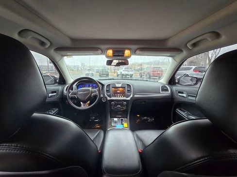 Used 2016 Chrysler 300 C image 18