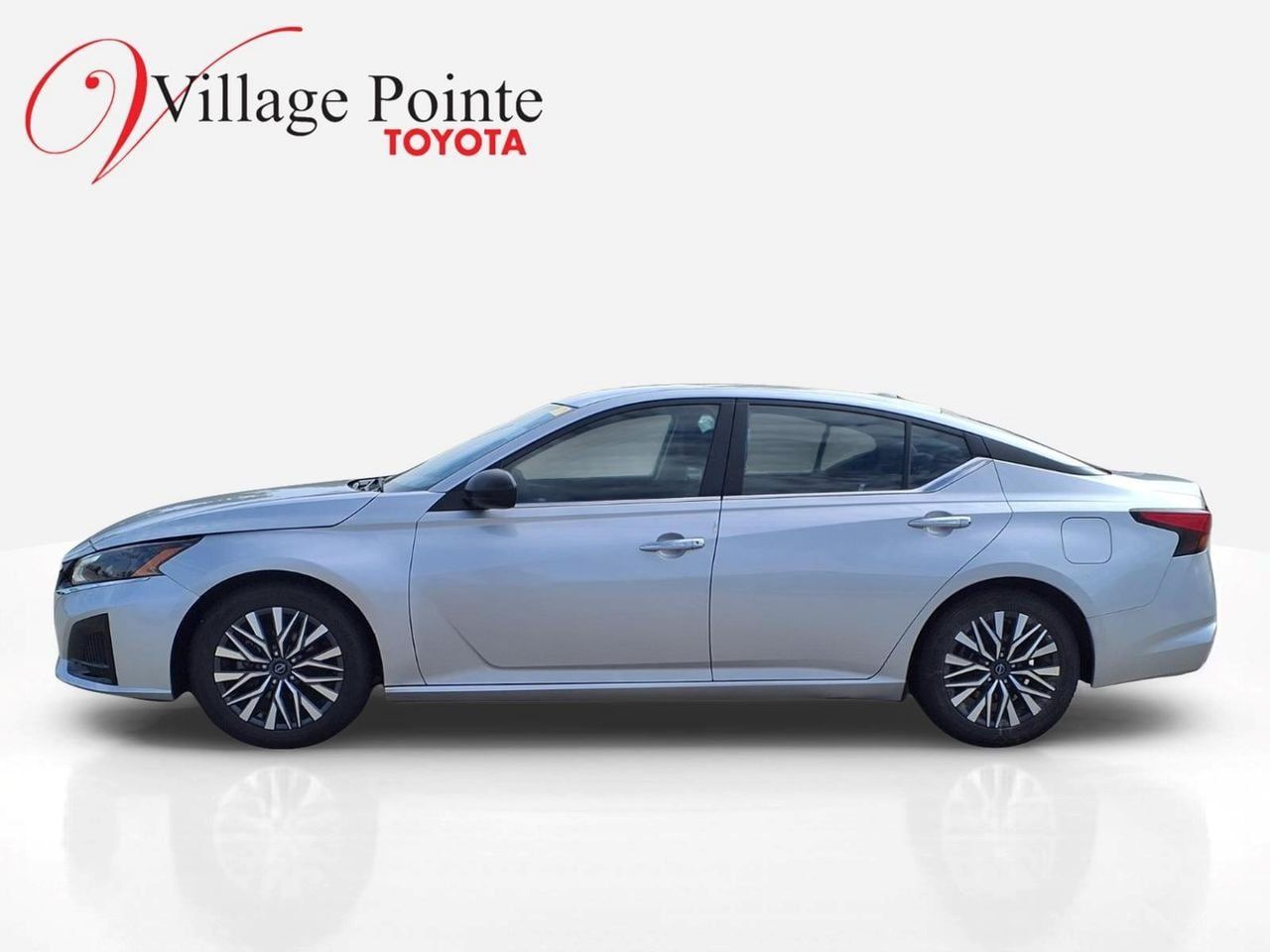 Used 2024 Nissan Altima 2.5 SV FWD image 2