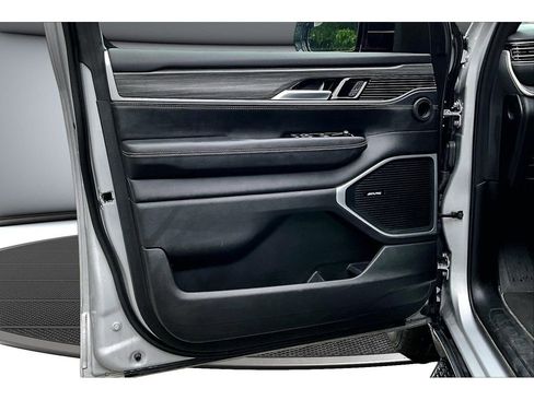 Certified 2024 Jeep Wagoneer Series II w/ Flexible Seating Group AWD/4WD image 22