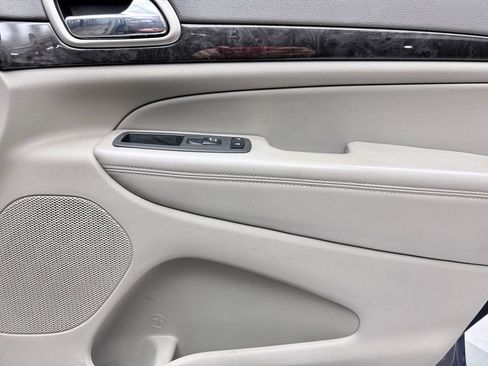 Used 2012 Jeep Grand Cherokee Laredo image 16