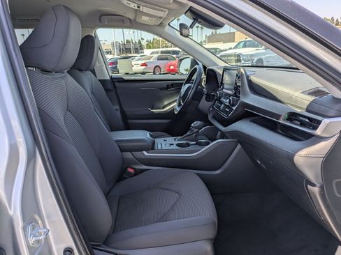Used 2022 Toyota Highlander LE FWD image 21