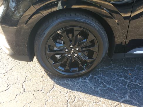 Used 2024 Kia Carnival SX Prestige image 4