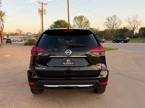 Used 2018 Nissan Rogue SL w/ Premium Package image 4
