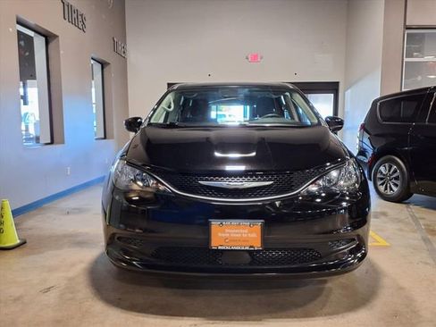 Used 2024 Chrysler Voyager LX image 3