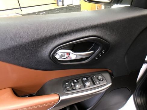 Used 2019 Jeep Cherokee Overland w/ Technology Group image 12