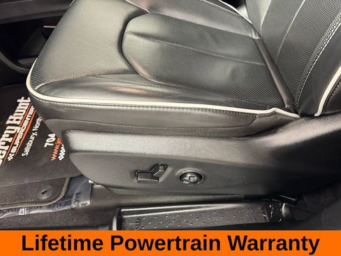 Used 2025 Chrysler Pacifica Limited image 11