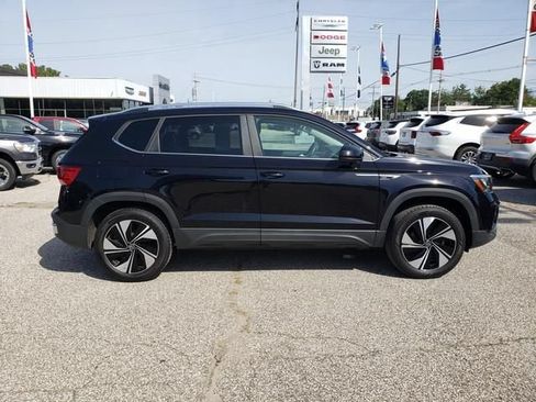 Used 2023 Volkswagen Taos SE w/ Panoramic Sunroof Package AWD/4WD image 2