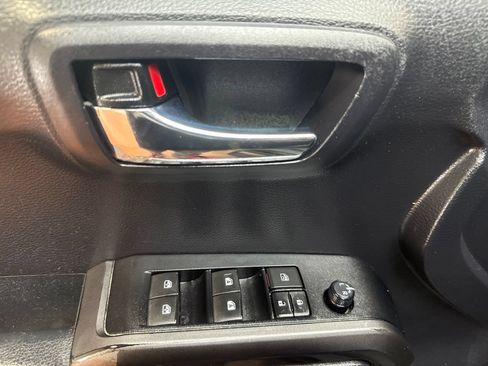 Used 2021 Toyota Tacoma TRD Off-Road w/ TRD Premium Off Road Package AWD/4WD image 19