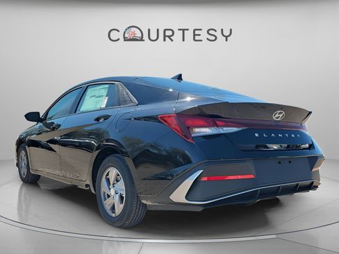 New 2026 Hyundai Elantra SE image 3