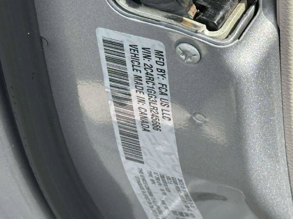 Used 2020 Chrysler Pacifica Limited w/ Advanced Safetytec Group FWD image 17