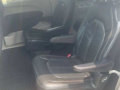 Used 2020 Chrysler Pacifica Touring-L FWD image 33