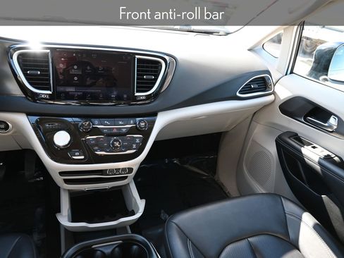 Used 2024 Chrysler Pacifica Touring-L image 21