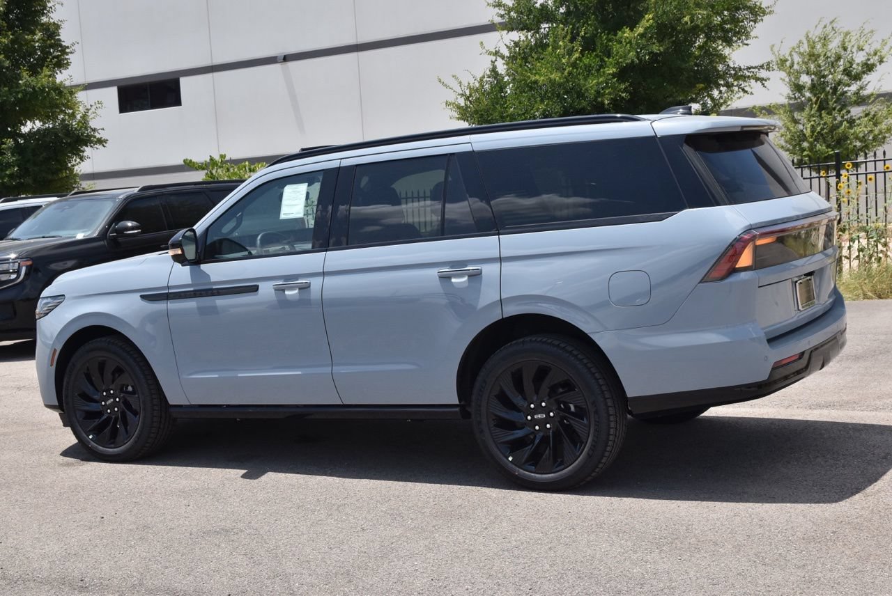 New 2027 Lincoln Navigator Reserve w/ Jet Appearance Package AWD/4WD image 10