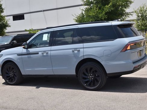 New 2027 Lincoln Navigator Reserve w/ Jet Appearance Package AWD/4WD image 10