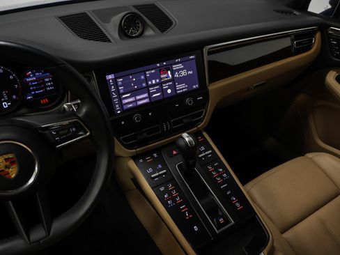 Certified 2023 Porsche Macan AWD/4WD image 34