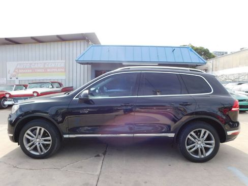 Used 2016 Volkswagen Touareg Sport image 4