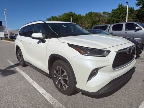 Used 2021 Toyota Highlander XLE image 1