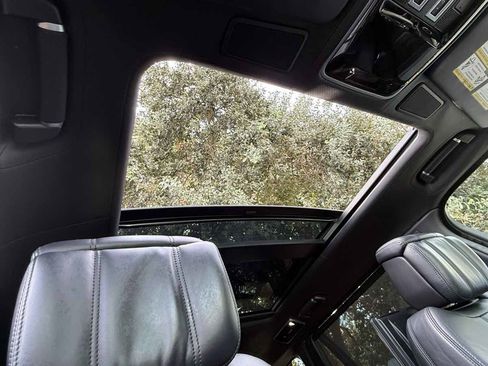 Used 2018 Land Rover Range Rover Long Wheelbase Autobiography image 31