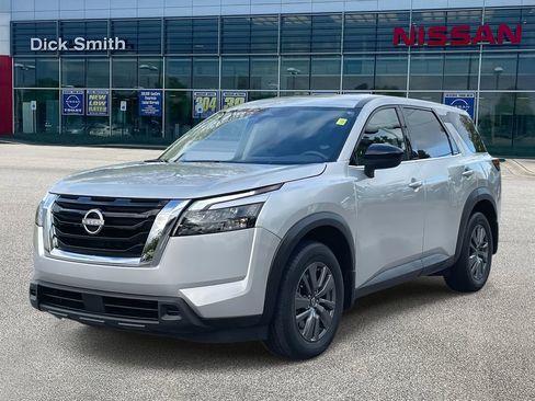 Used 2024 Nissan Pathfinder S image 3