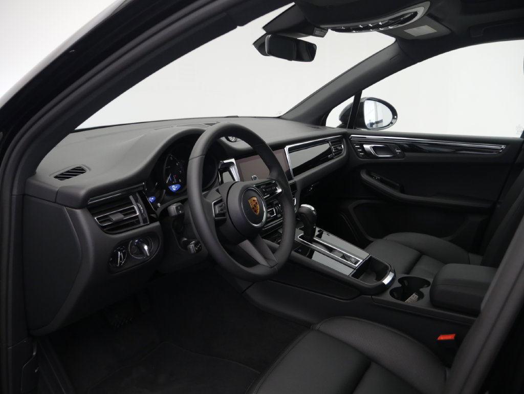 Certified 2026 Porsche Macan AWD/4WD image 4